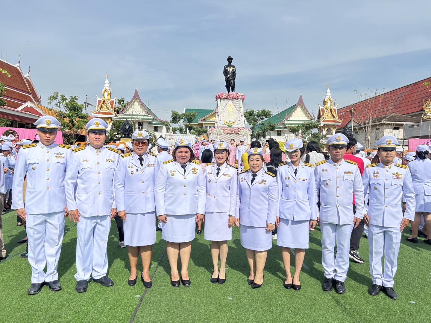 🌲🌴 พช.บ้านแพ้วร่วมพิธีวางพวงมาลา เนื่องในวันคล้ายวันสวรรคต พระบาทสมเด็จพระจุลจอมเกล้าเจ้าอยู่หัว 🌲🌴